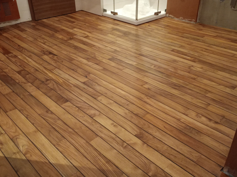 Fürdőszoba burkolása teakfával