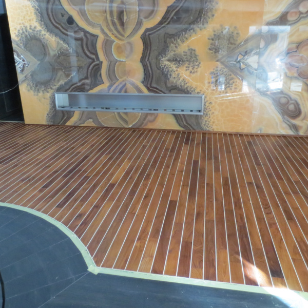 Teak svédpadló medence köré olajozva és viaszozva