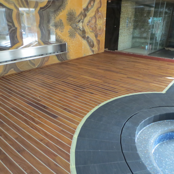 Teak svédpadló medence köré olajozva és viaszozva