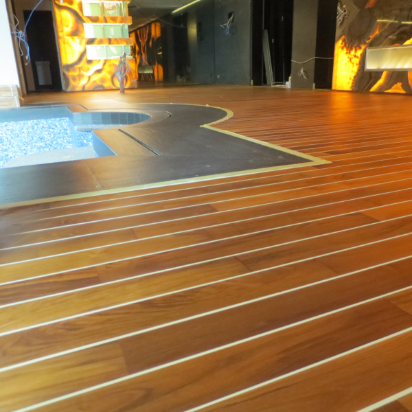 Teak svédpadló medence köré olajozva és viaszozva