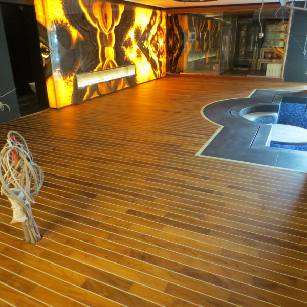 Teak svédpadló medence köré olajozva és viaszozva