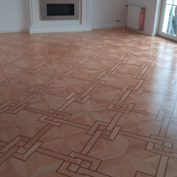 Intarzia parketta lerakása, csiszolása és lakkozása