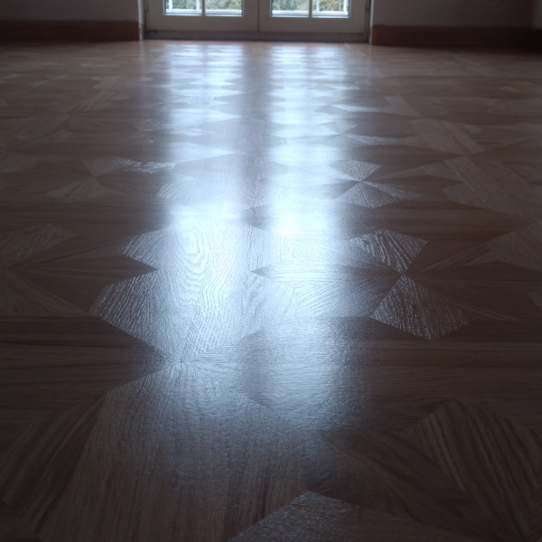 Intarzia parketta lerakása, csiszolása és lakkozása