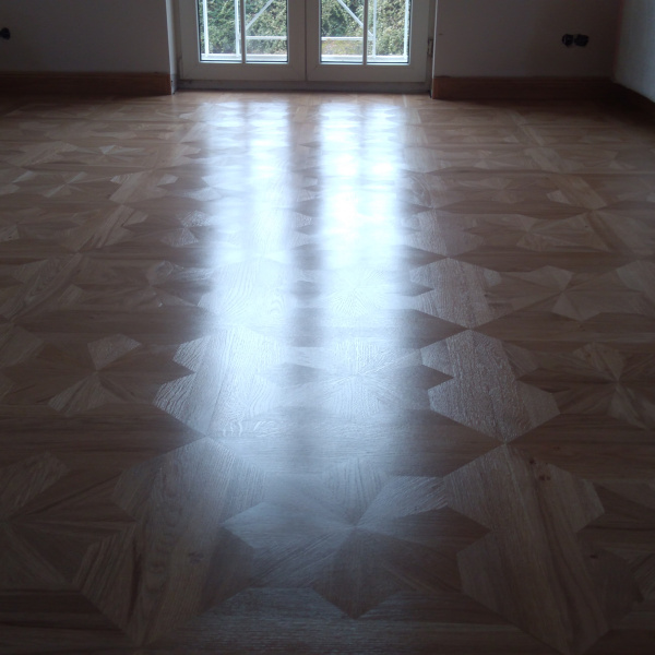 Intarzia parketta lerakása, csiszolása és lakkozása
