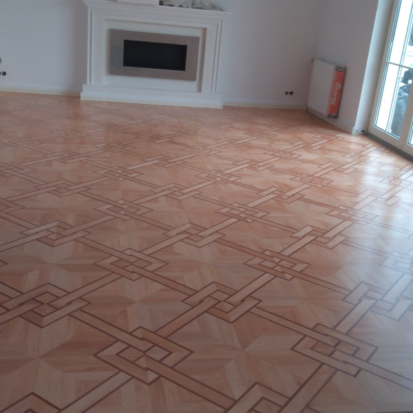 Intarzia parketta lerakása, csiszolása és lakkozása