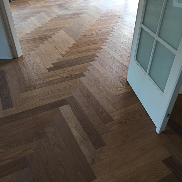 Olajozott készparketta halszálka mintába rakva