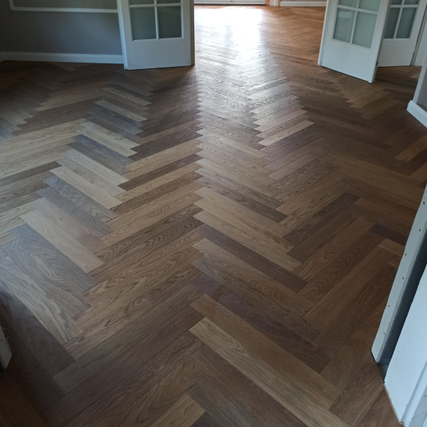 Olajozott készparketta halszálka mintába rakva