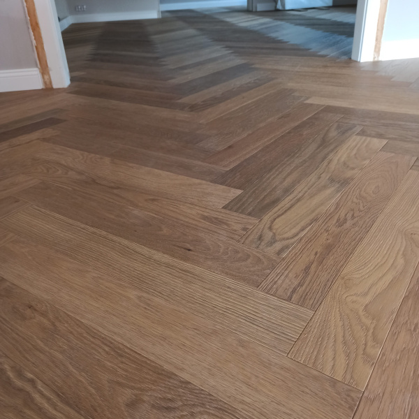 Olajozott készparketta halszálka mintába rakva