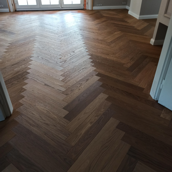 Olajozott készparketta halszálka mintába rakva