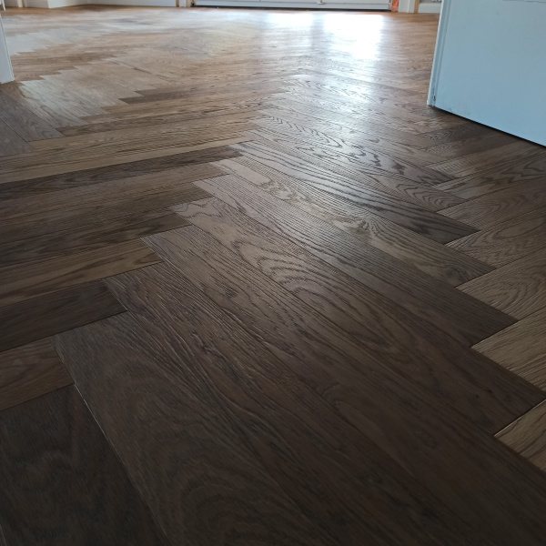 Olajozott készparketta halszálka mintába rakva