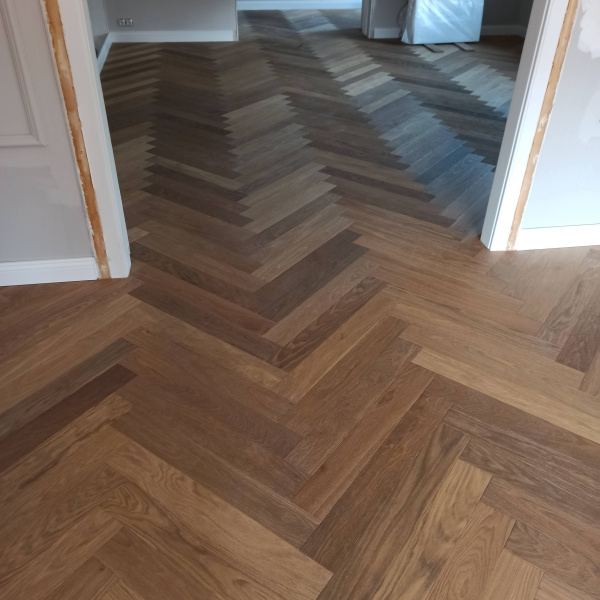 Olajozott készparketta halszálka mintába rakva