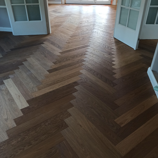 Olajozott készparketta halszálka mintába rakva