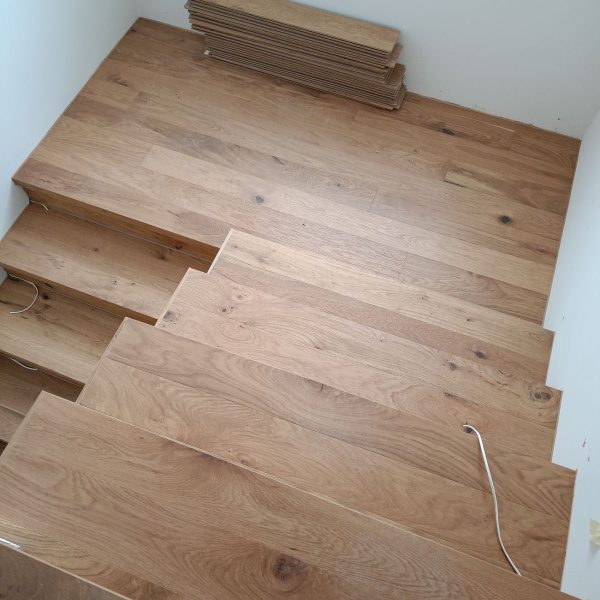 Lépcső burkolása rejtett világítással