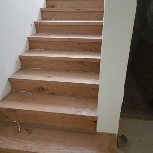 Lépcső burkolása rejtett világítással