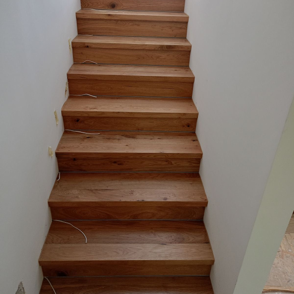 Lépcső burkolása rejtett világítással