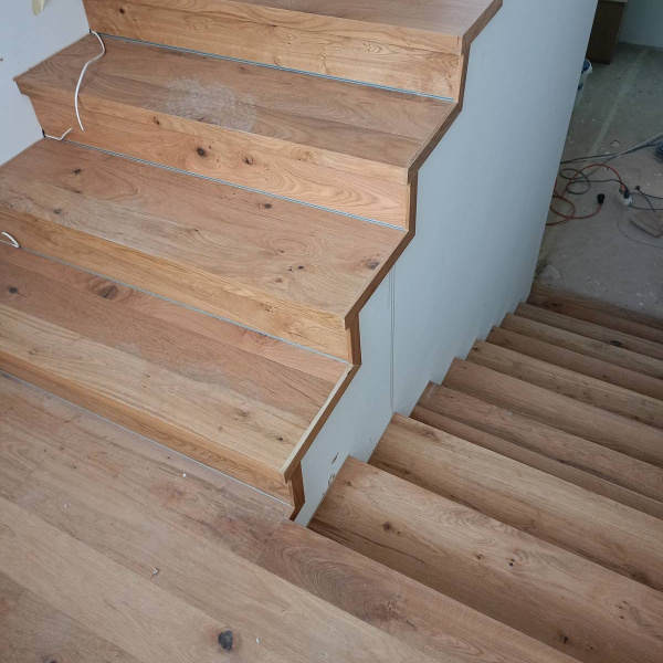 Lépcső burkolása rejtett világítással