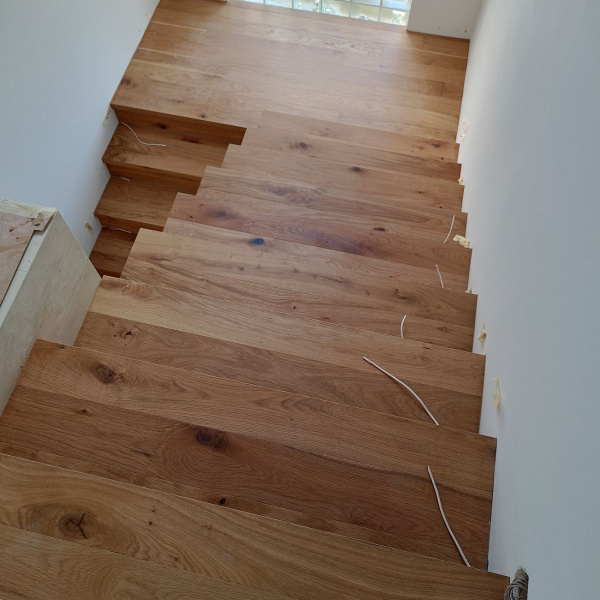 Lépcső burkolása rejtett világítással