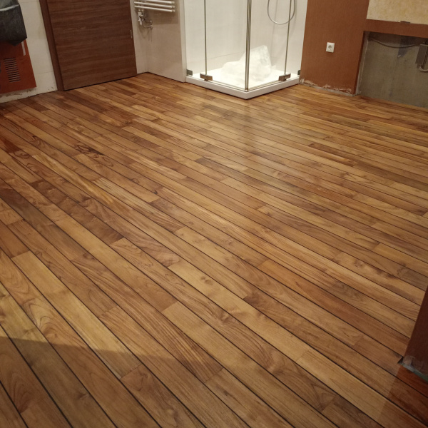 Fürdőszoba burkolása teakfával