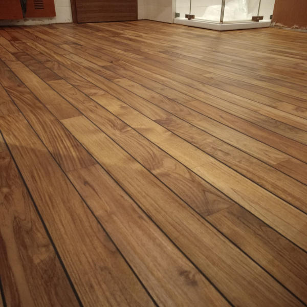 Fürdőszoba burkolása teakfával