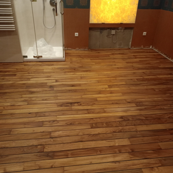 Fürdőszoba burkolása teakfával