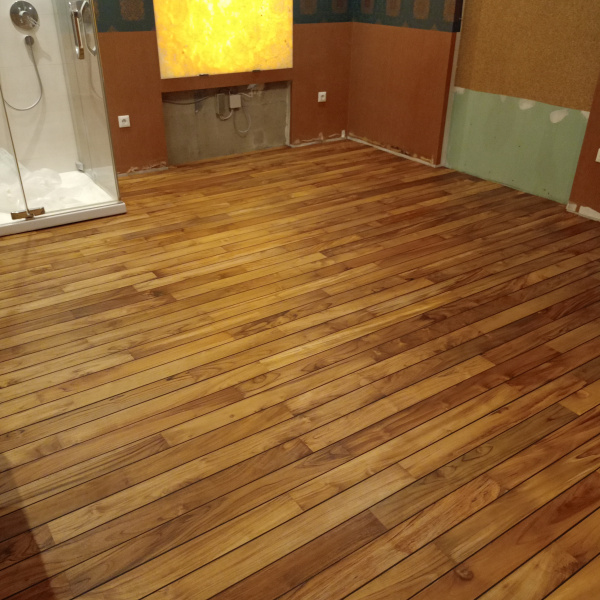 Fürdőszoba burkolása teakfával